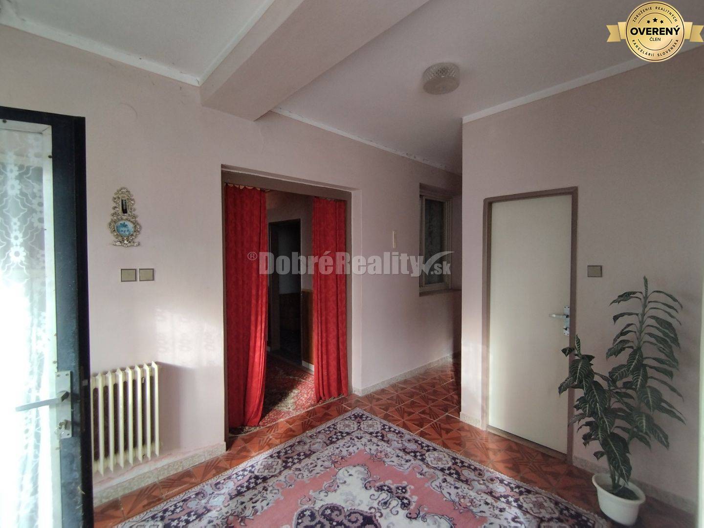 Zaujímavý a zachovalý 4 izbový rodinný dom v povodnom stave , v tichej