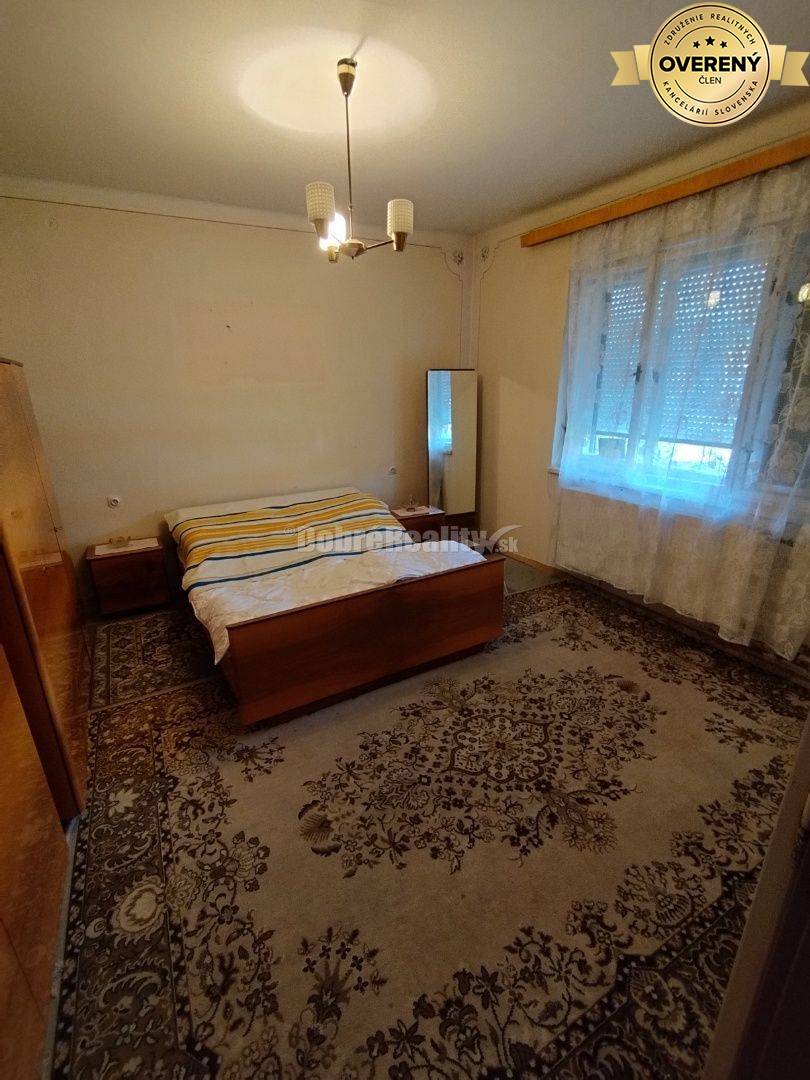 Zaujímavý a zachovalý 4 izbový rodinný dom v povodnom stave , v tichej