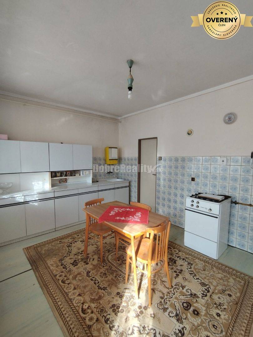 Zaujímavý a zachovalý 4 izbový rodinný dom v povodnom stave , v tichej