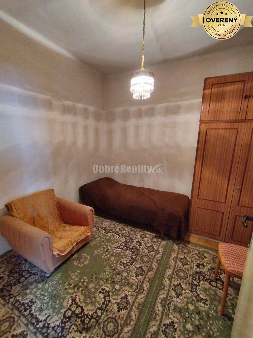 Zaujímavý a zachovalý 4 izbový rodinný dom v povodnom stave , v tichej