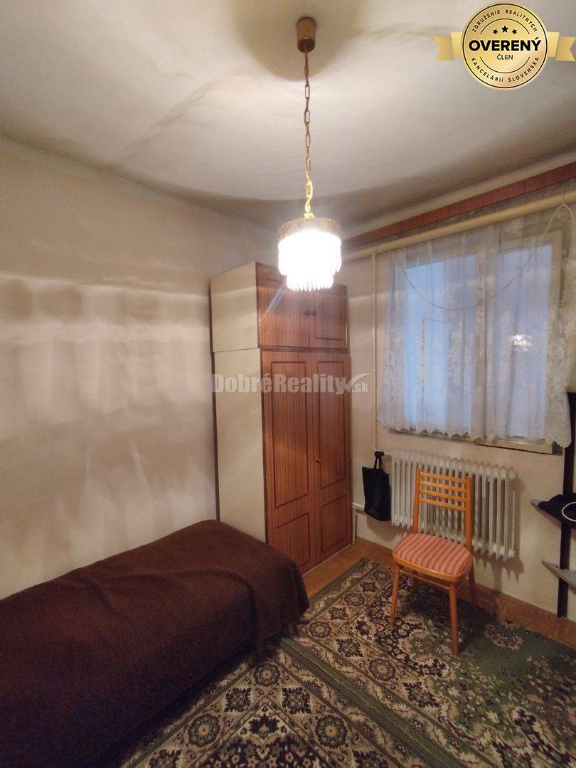 Zaujímavý a zachovalý 4 izbový rodinný dom v povodnom stave , v tichej