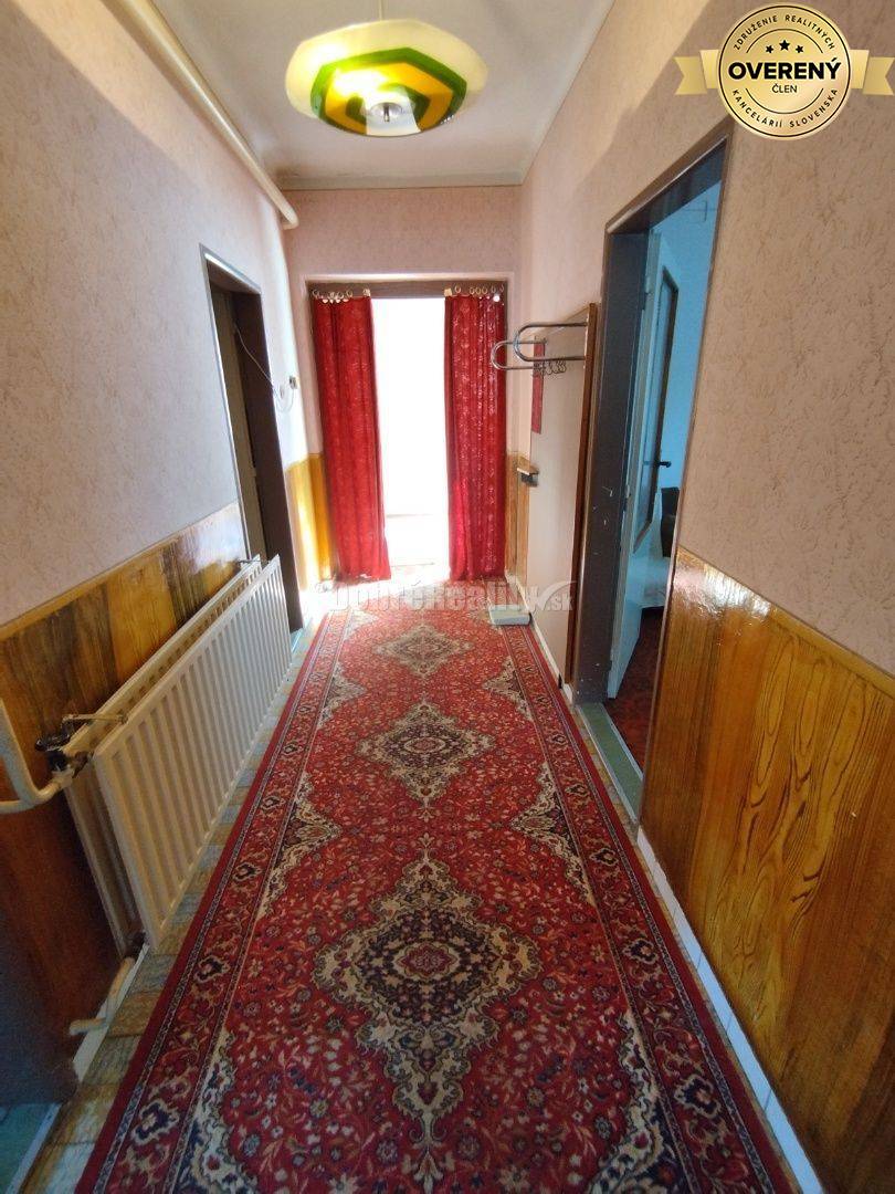 Zaujímavý a zachovalý 4 izbový rodinný dom v povodnom stave , v tichej