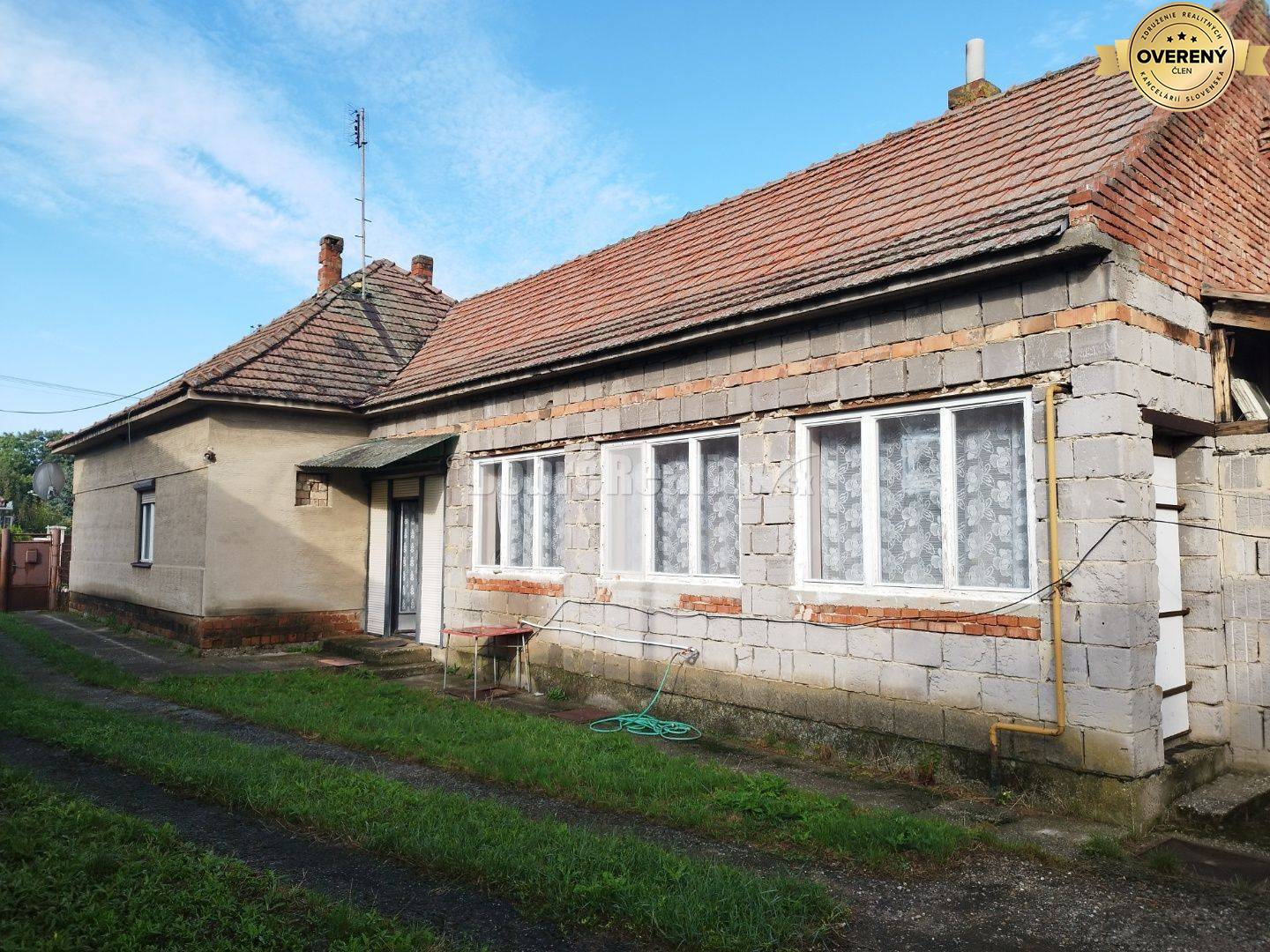 Zaujímavý a zachovalý 4 izbový rodinný dom v povodnom stave , v tichej