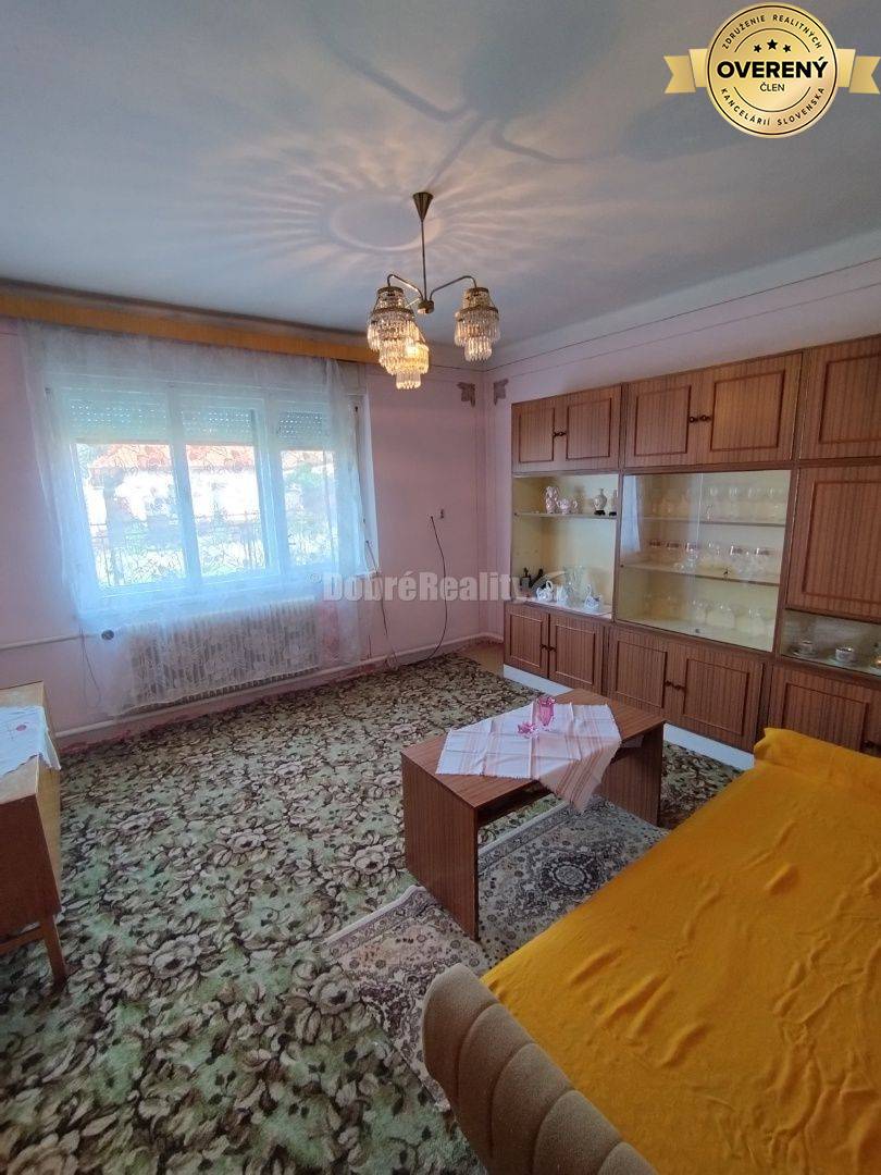 Zaujímavý a zachovalý 4 izbový rodinný dom v povodnom stave , v tichej