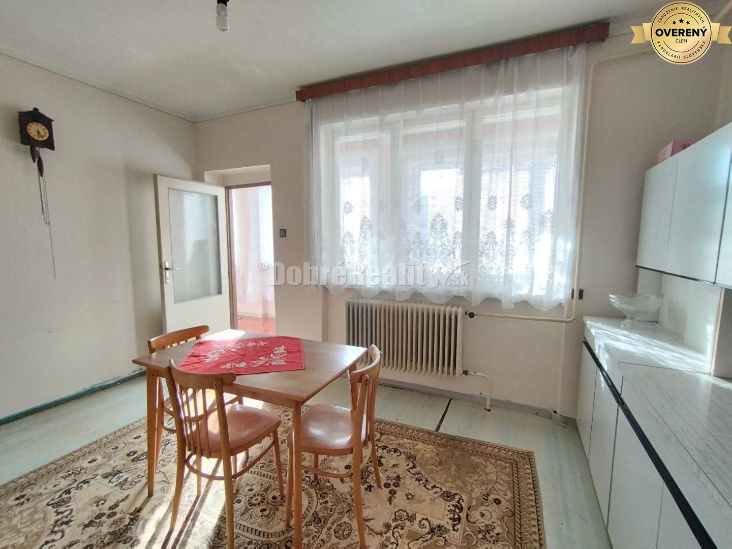 Zaujímavý a zachovalý 4 izbový rodinný dom v povodnom stave , v tichej