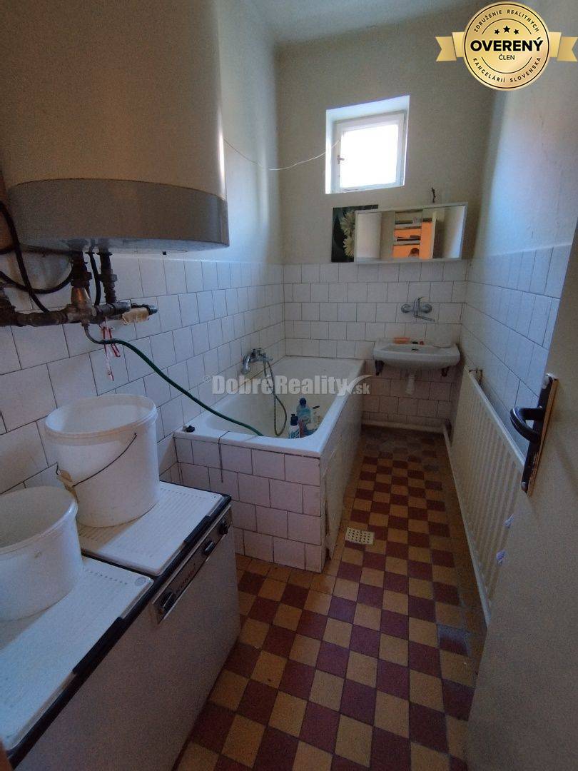 Zaujímavý a zachovalý 4 izbový rodinný dom v povodnom stave , v tichej