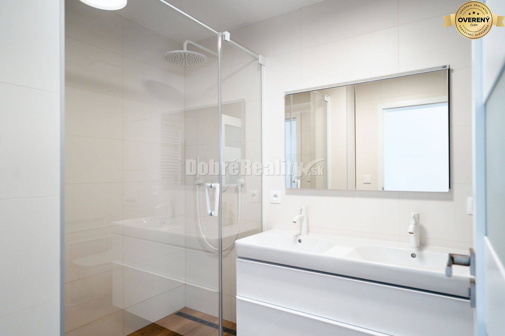 PREDAJ: Nadštandardný, zariadený 4 izbový byt v exkluzívnej rezidencii