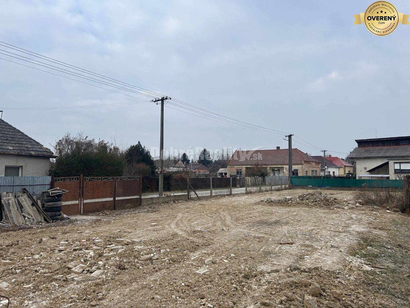 Krásny slnečný pozemok v centre dediny na predaj!