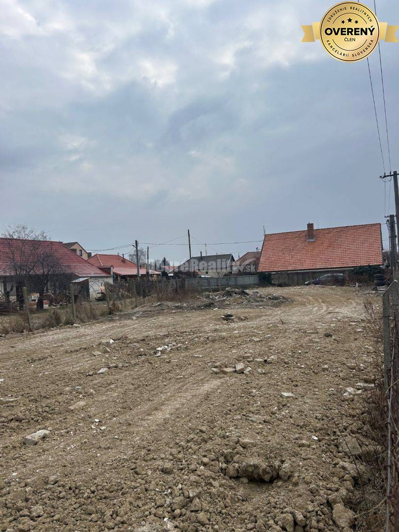 Krásny slnečný pozemok v centre dediny na predaj!