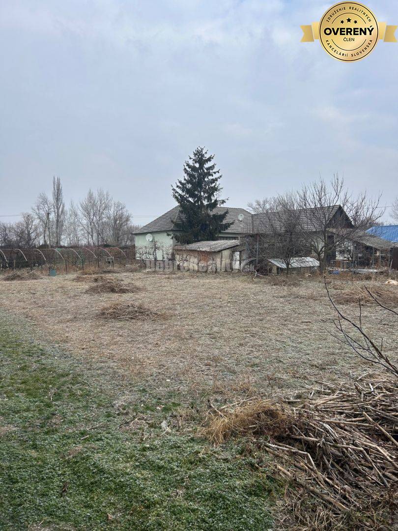 Priestranný a slnečný pozemok na predaj!