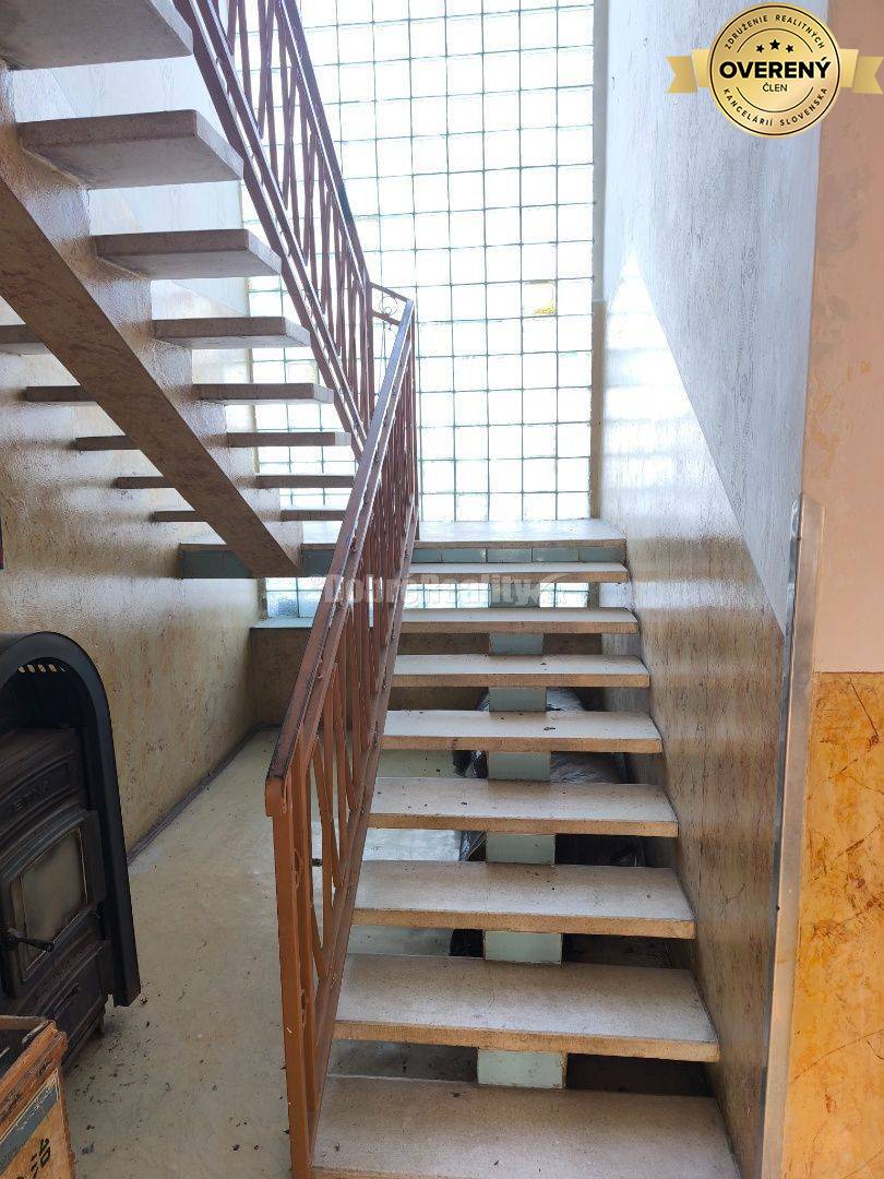 Priestranný ,slnečný rodinný dom v pôvodnom stave , vhodný na rekonštr