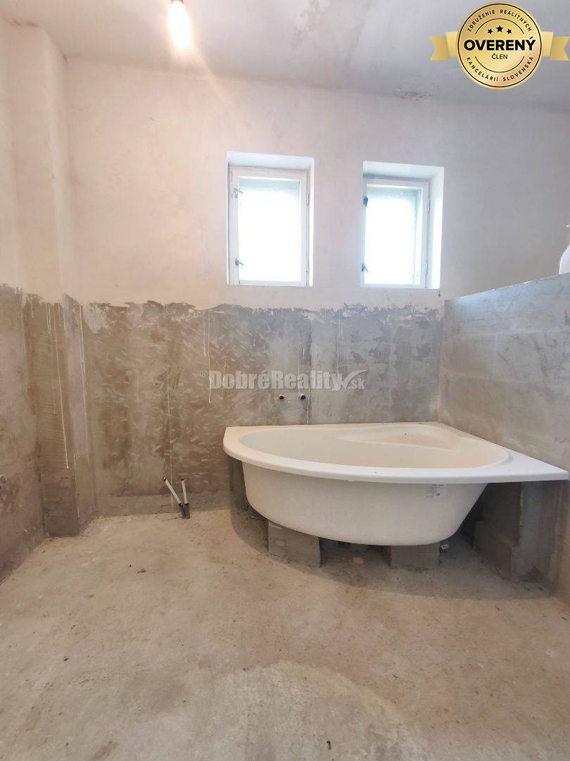 Priestranný ,slnečný rodinný dom v pôvodnom stave , vhodný na rekonštr