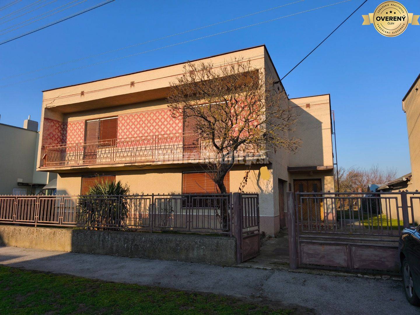 Priestranný ,slnečný rodinný dom v pôvodnom stave , vhodný na rekonštr