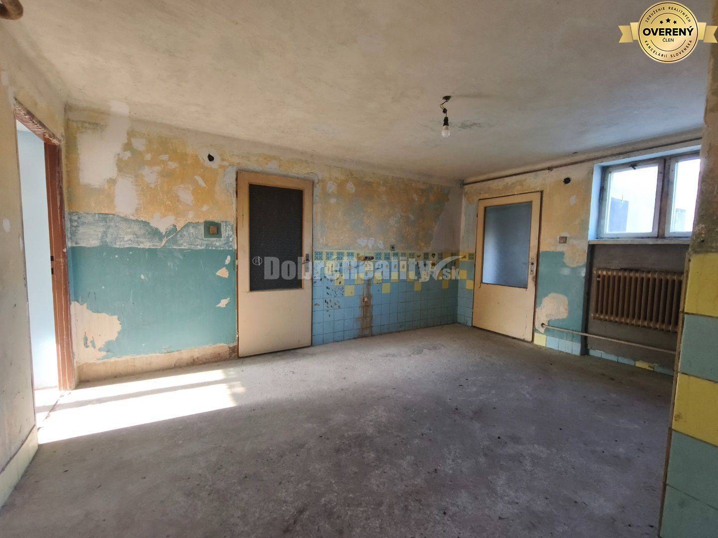 Priestranný ,slnečný rodinný dom v pôvodnom stave , vhodný na rekonštr