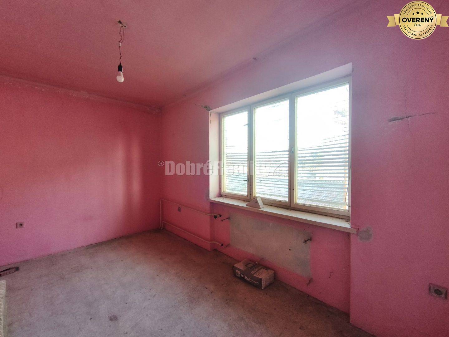 Priestranný ,slnečný rodinný dom v pôvodnom stave , vhodný na rekonštr