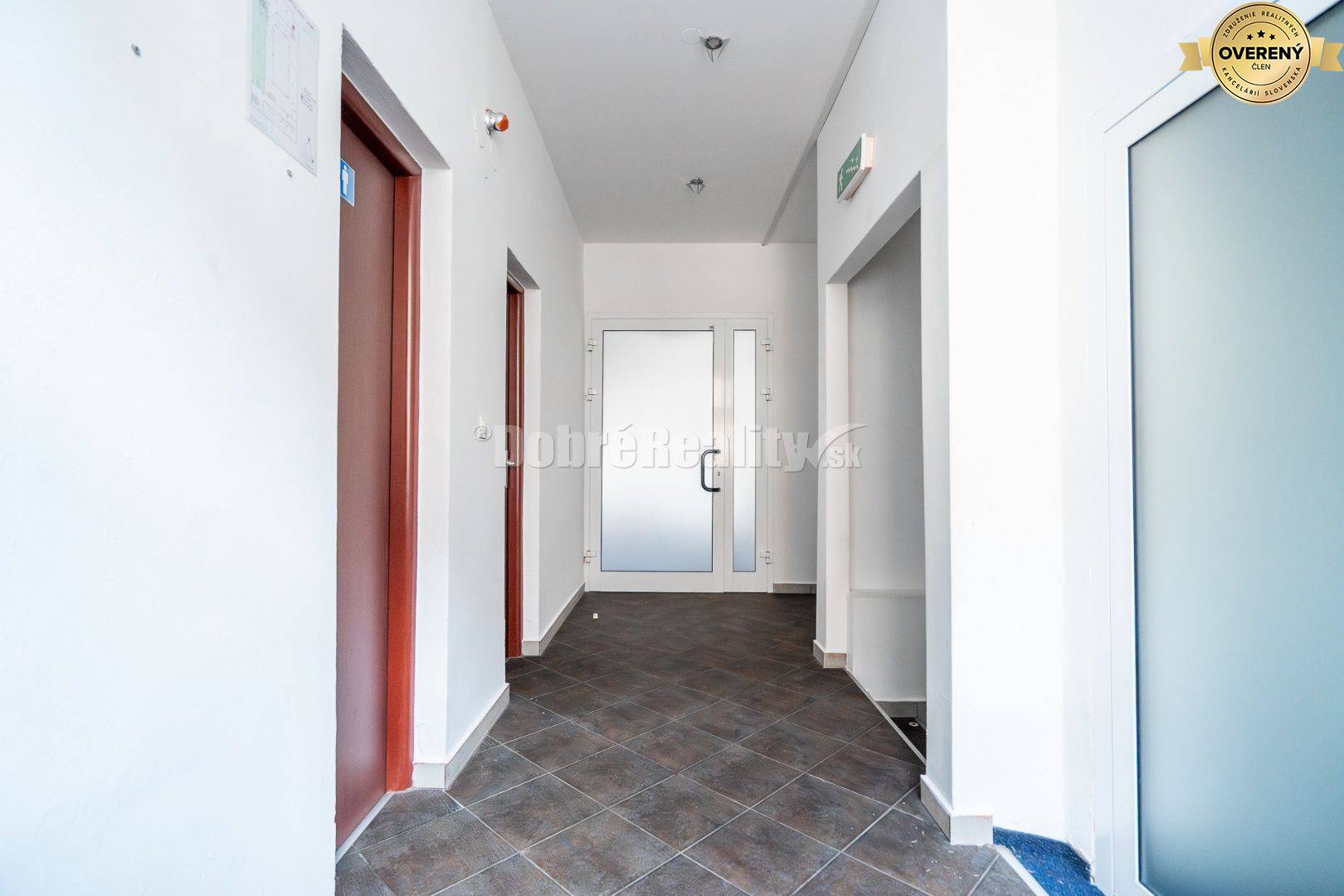 PRENÁJOM: Atraktívny prevádzkový priestor so samostatným vstupom, 262