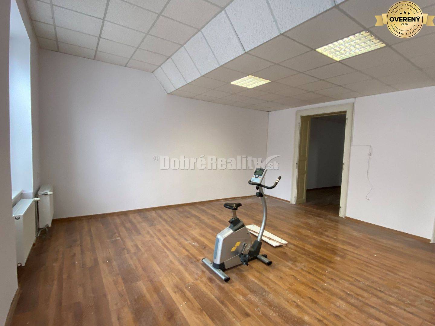 Na prenájom lukratívne komerčné priestory na Hlavnom námestí v Rimavsk