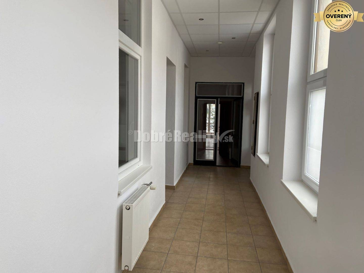 Na prenájom lukratívne komerčné priestory na Hlavnom námestí v Rimavsk