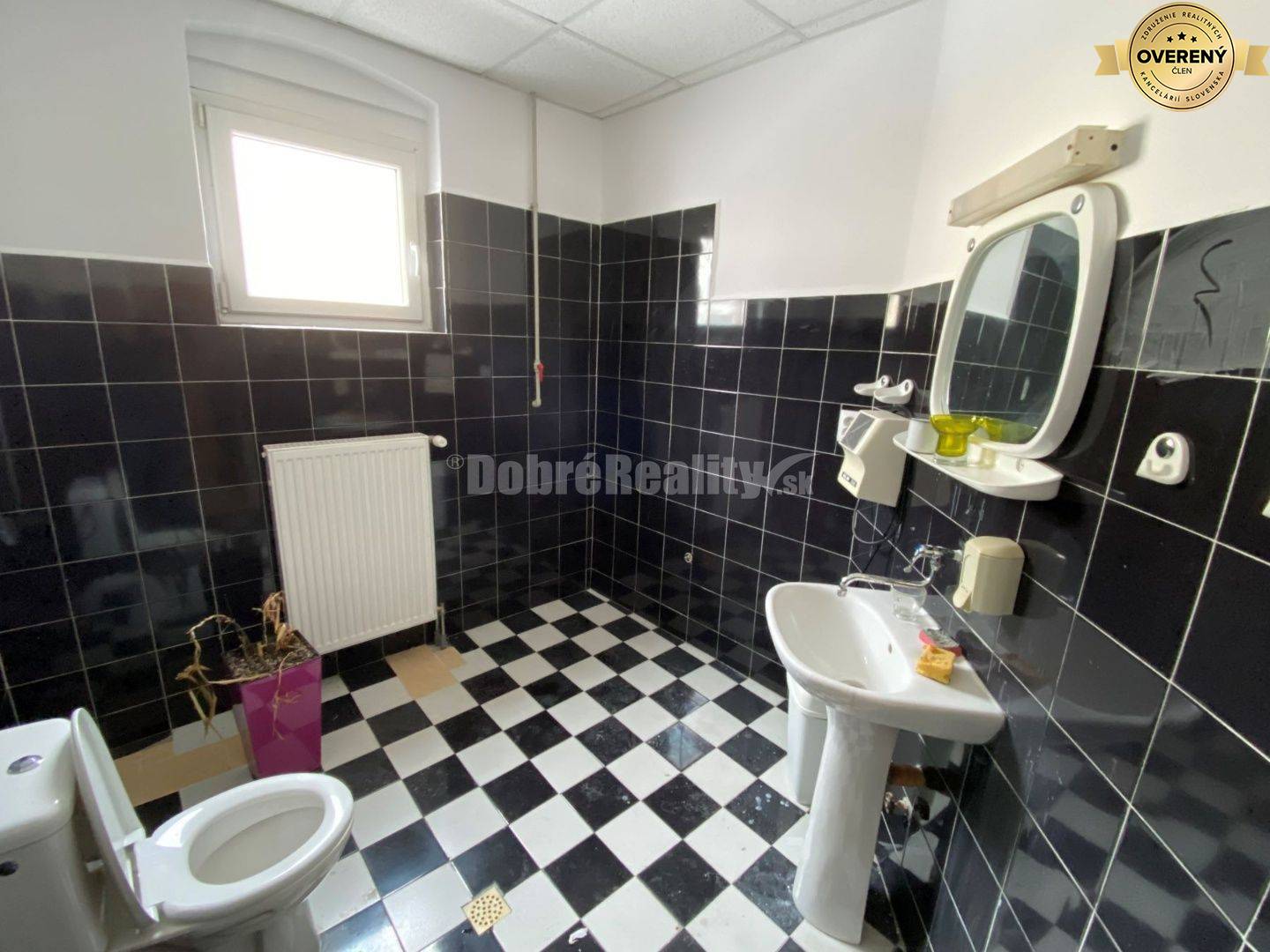 Na prenájom lukratívne komerčné priestory na Hlavnom námestí v Rimavsk