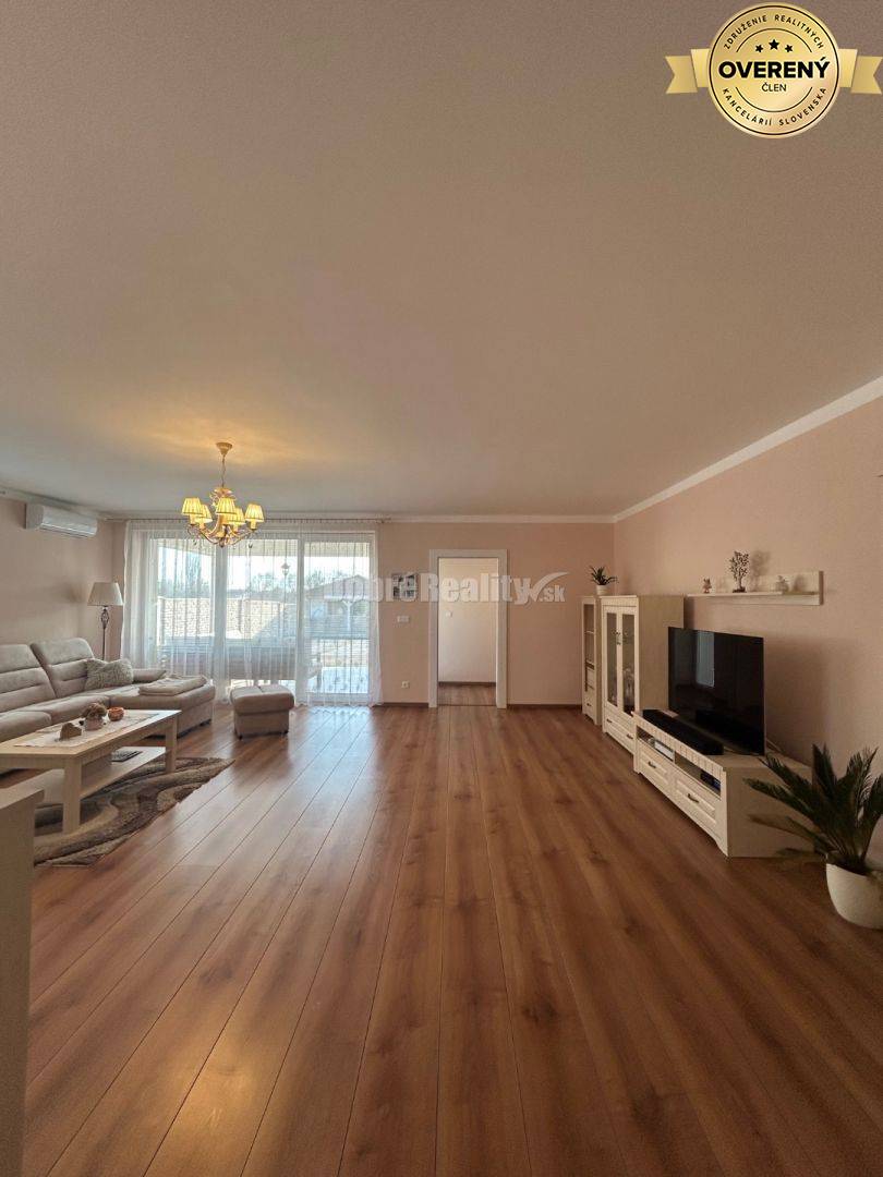 Unikátny 4 izbový rodinný dom pri jazere, kompletne zariadený, voľný i