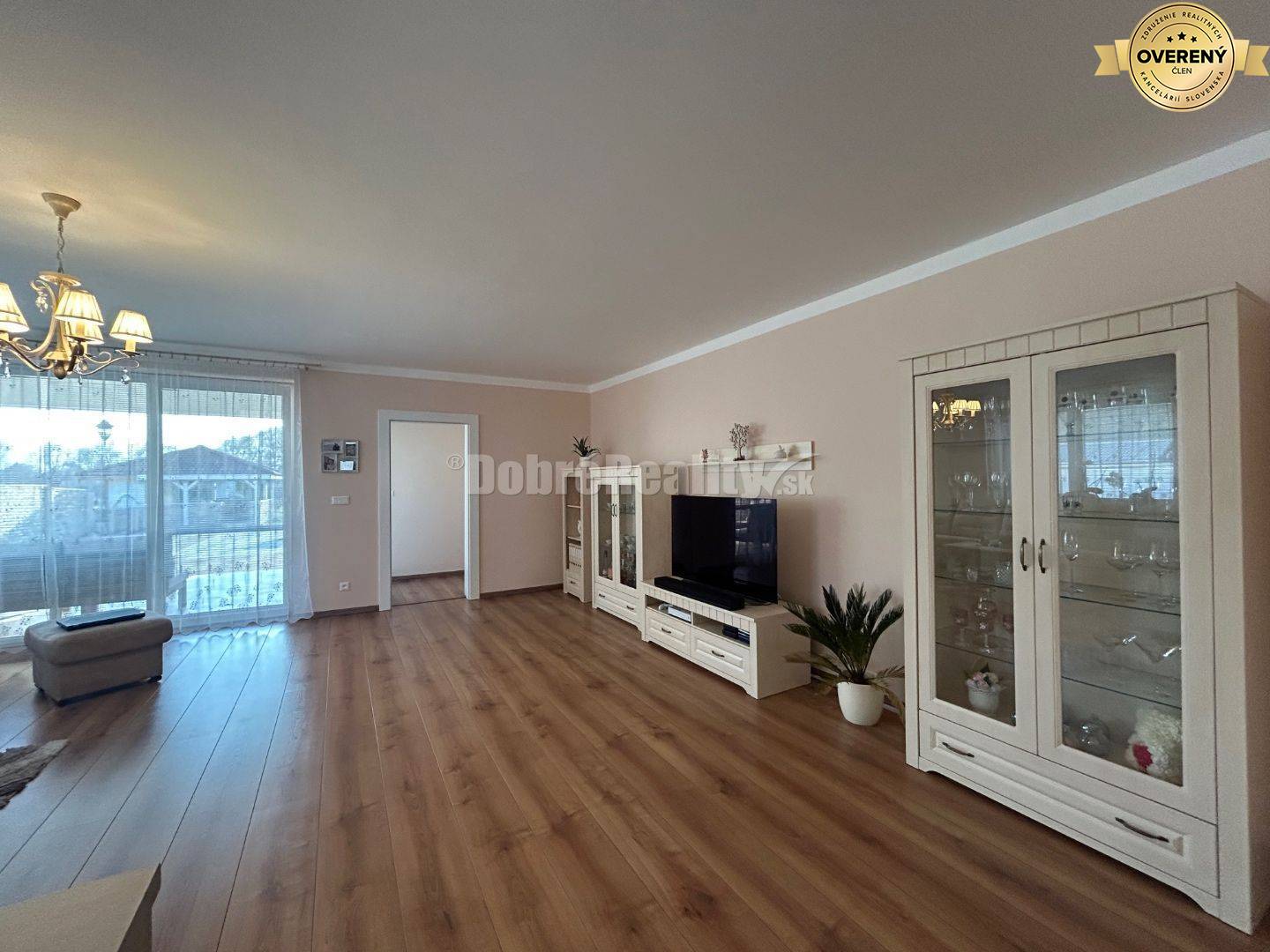 Unikátny 4 izbový rodinný dom pri jazere, kompletne zariadený, voľný i