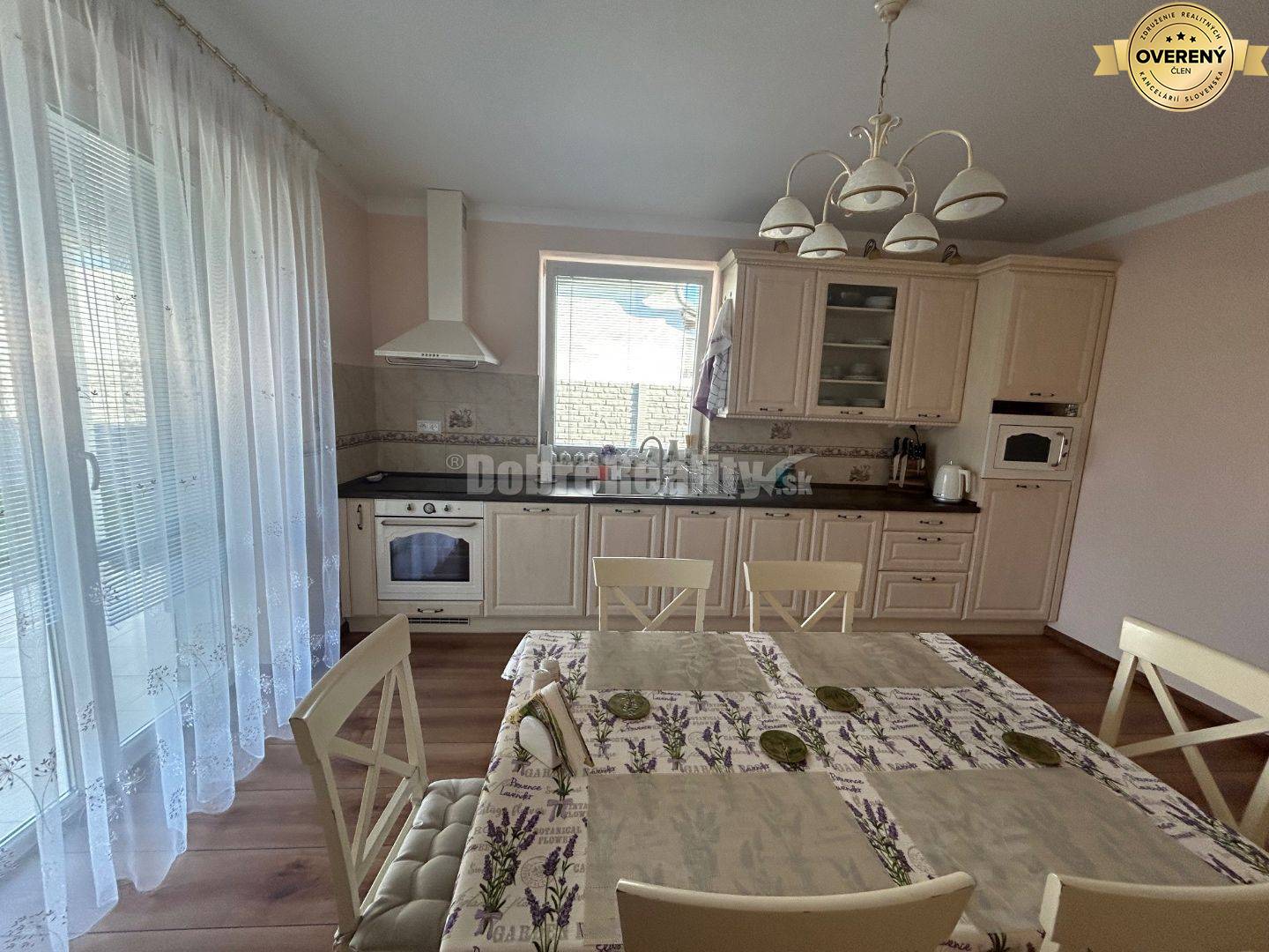 Unikátny 4 izbový rodinný dom pri jazere, kompletne zariadený, voľný i