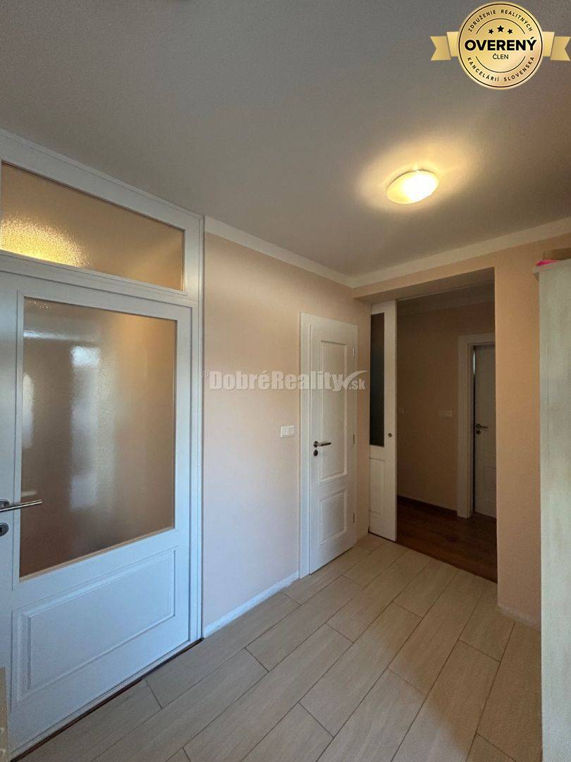 Unikátny 4 izbový rodinný dom pri jazere, kompletne zariadený, voľný i