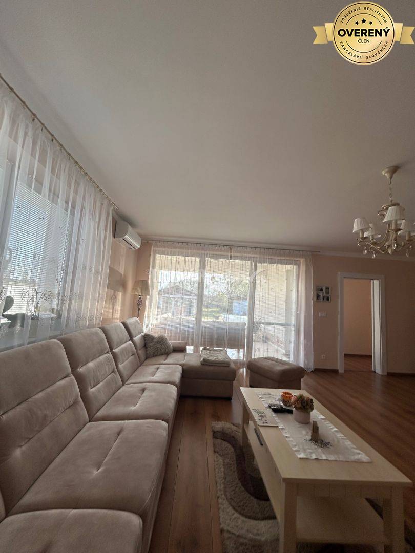 Unikátny 4 izbový rodinný dom pri jazere, kompletne zariadený, voľný i