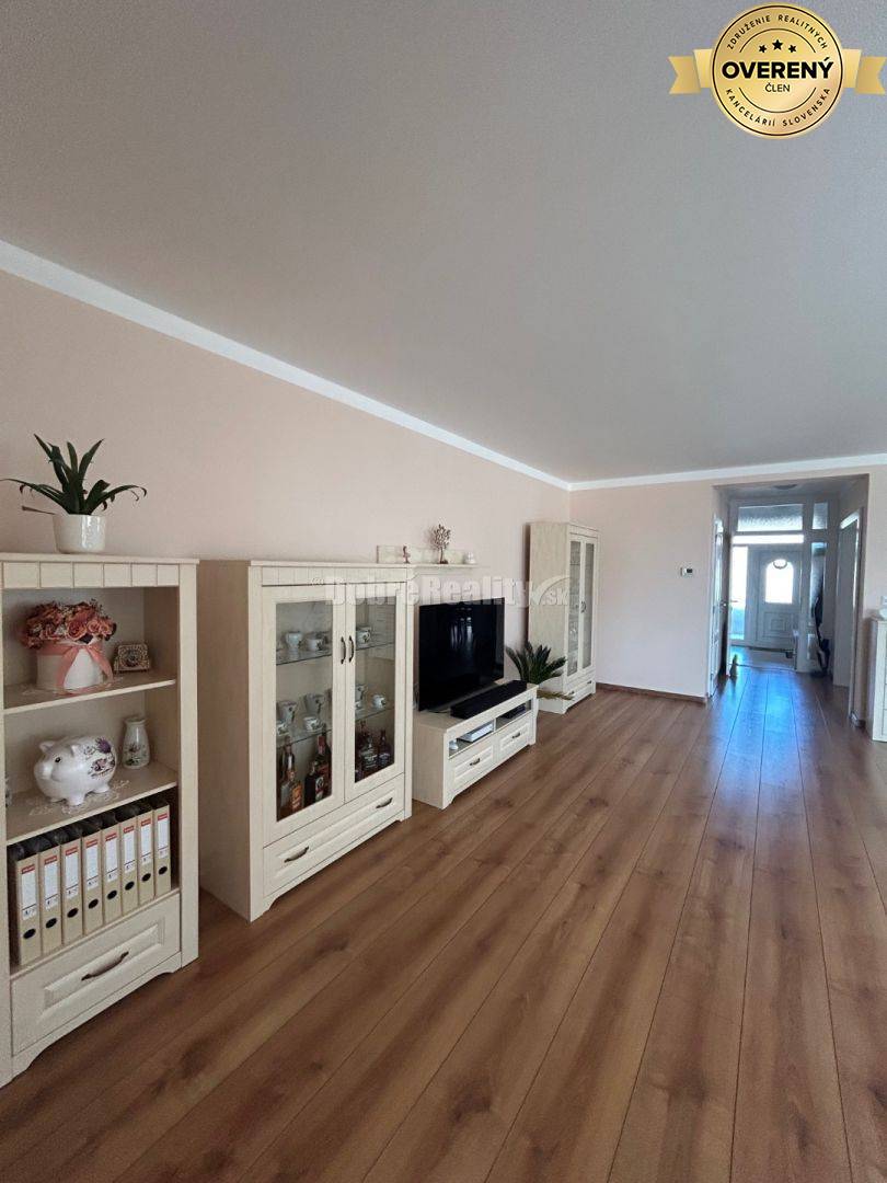 Unikátny 4 izbový rodinný dom pri jazere, kompletne zariadený, voľný i