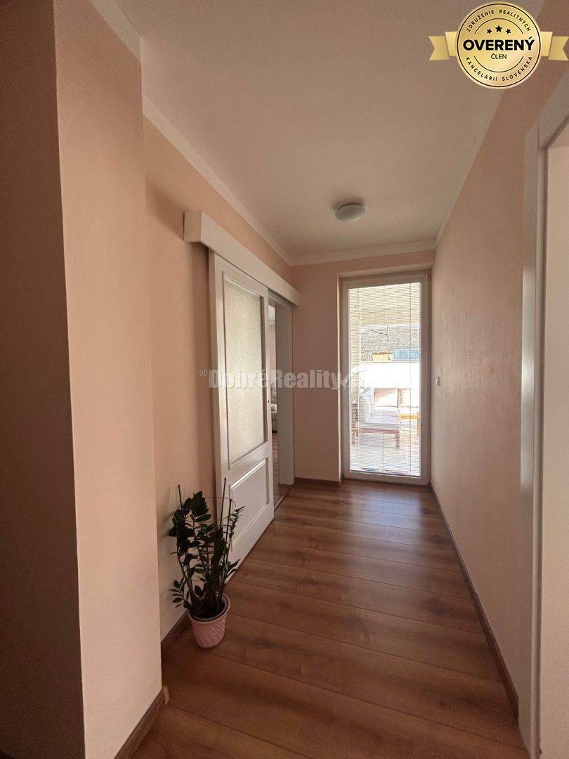 Unikátny 4 izbový rodinný dom pri jazere, kompletne zariadený, voľný i