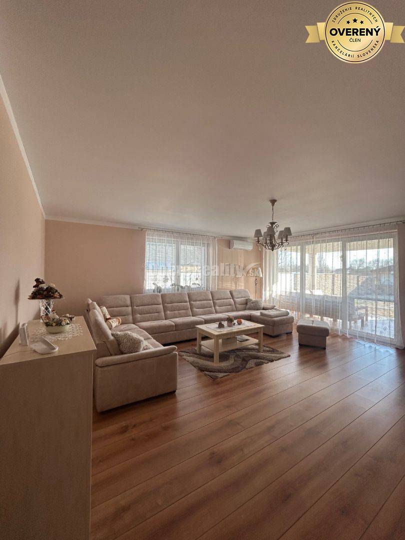 Unikátny 4 izbový rodinný dom pri jazere, kompletne zariadený, voľný i