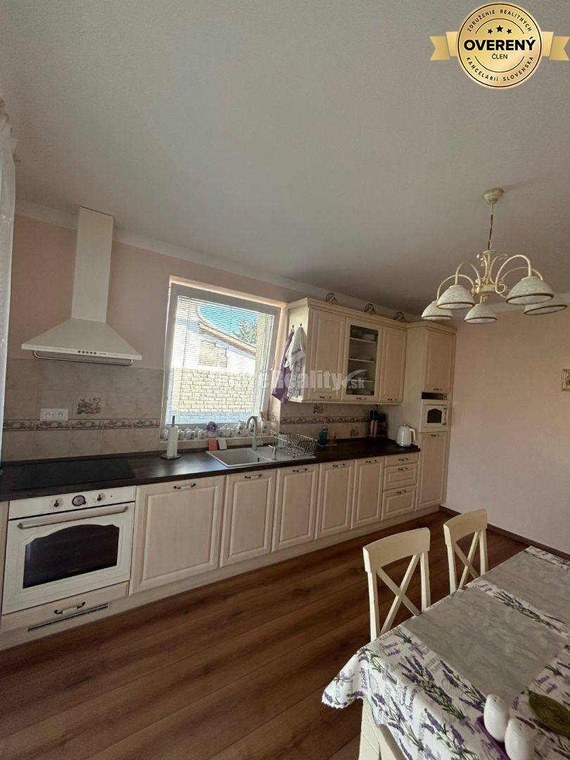 Unikátny 4 izbový rodinný dom pri jazere, kompletne zariadený, voľný i