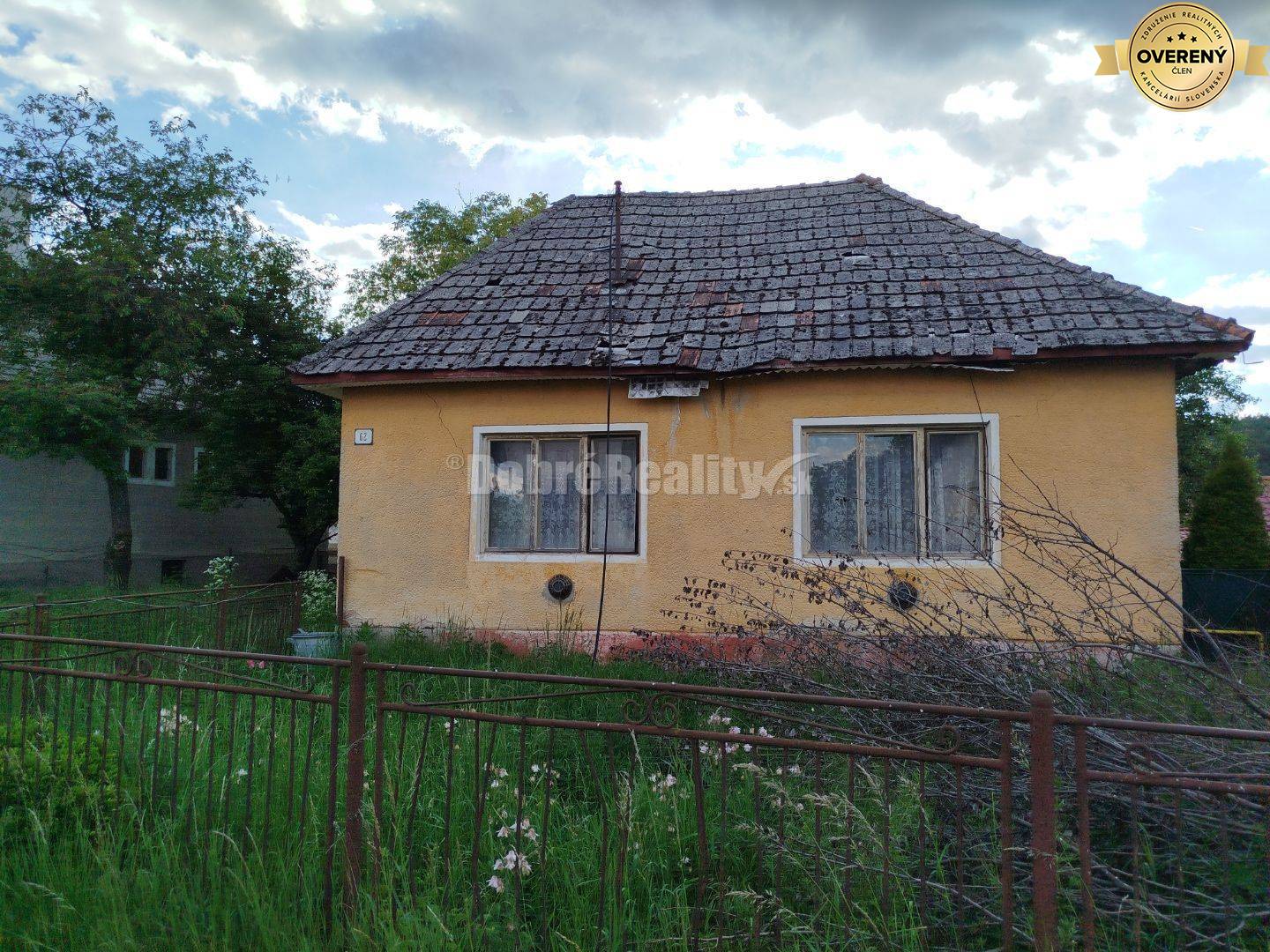 PREDAJ VEĽKÉHO STAVEBNÉHO POZEMKU S RODINNÝM DOMOM ZA CENU POZEMKU – N