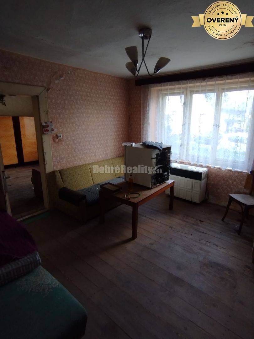 PREDAJ VEĽKÉHO STAVEBNÉHO POZEMKU S RODINNÝM DOMOM ZA CENU POZEMKU – N