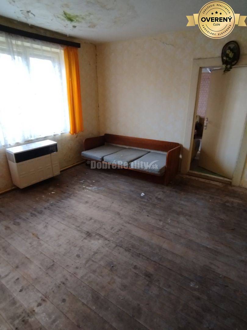 Veľký stavebný pozemok s rodinným domom v tichom prostredí .