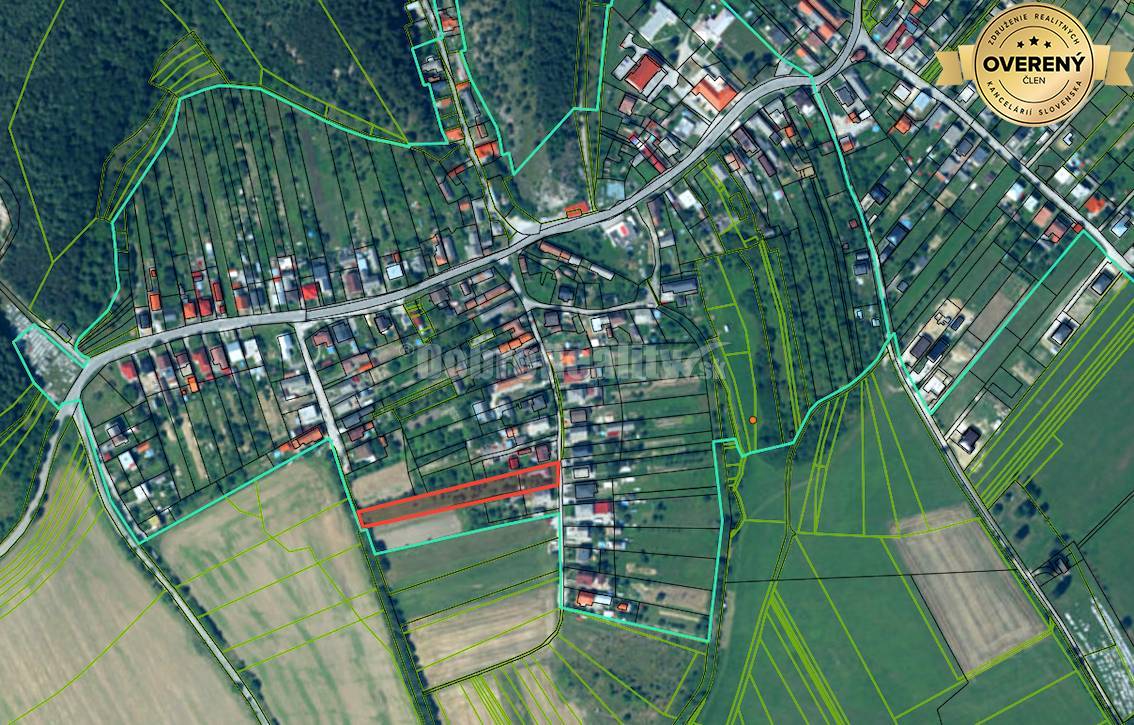 Veľký stavebný pozemok s rodinným domom v tichom prostredí .