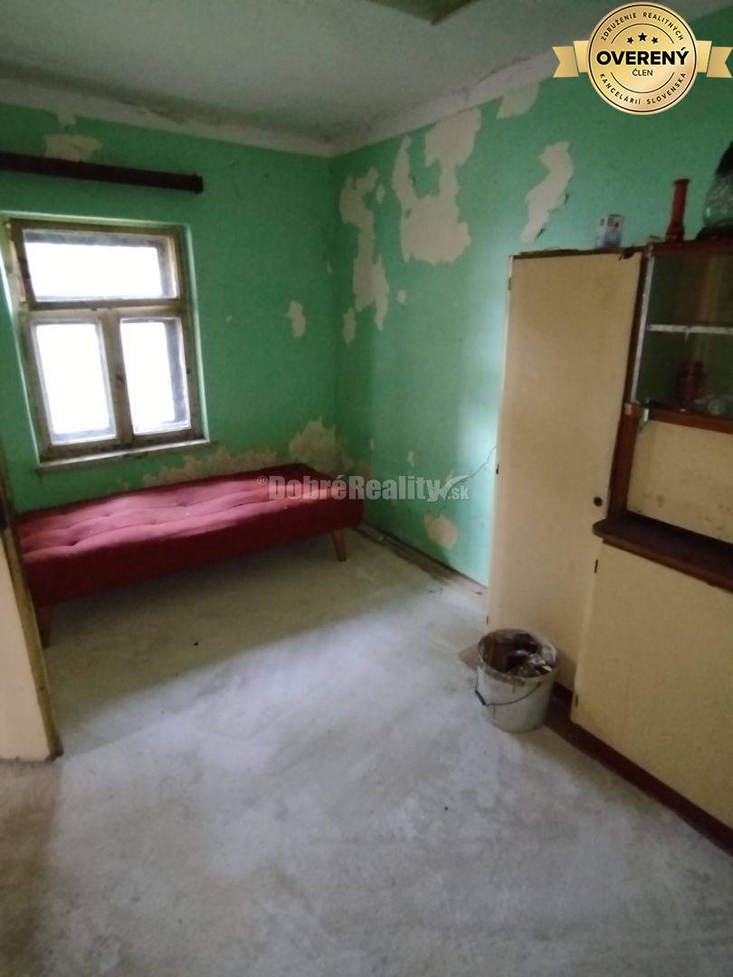 Veľký stavebný pozemok s rodinným domom v tichom prostredí .