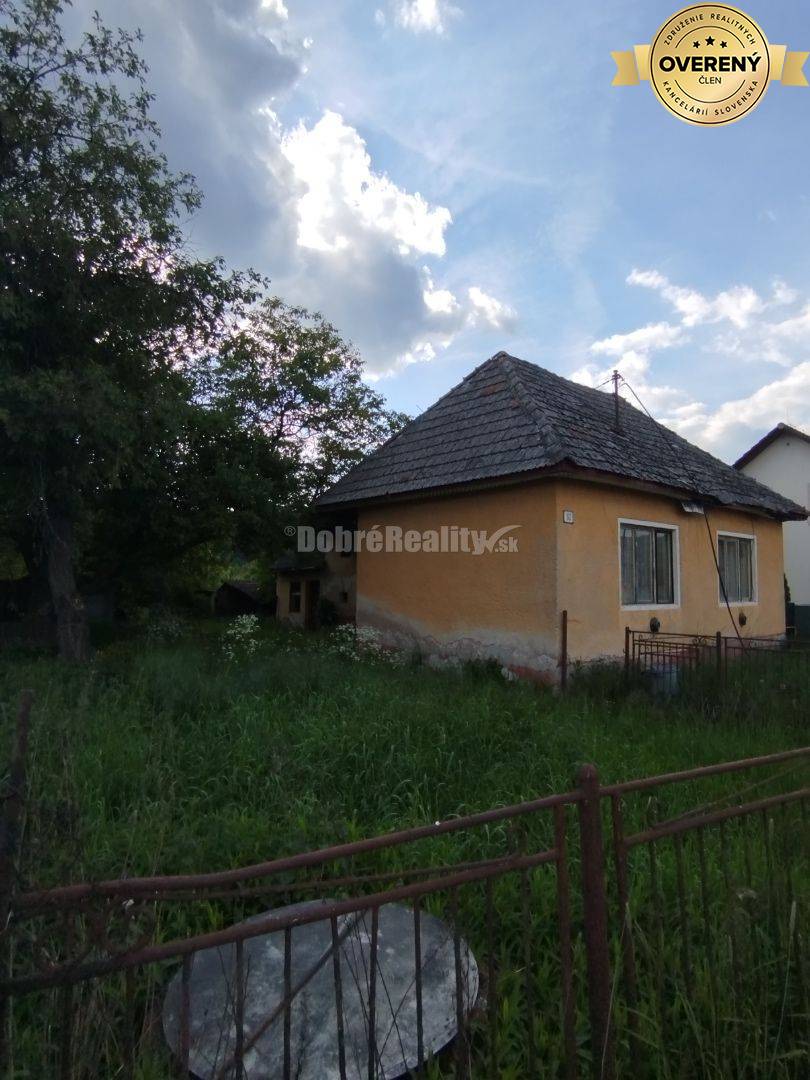 Veľký stavebný pozemok s rodinným domom v tichom prostredí .