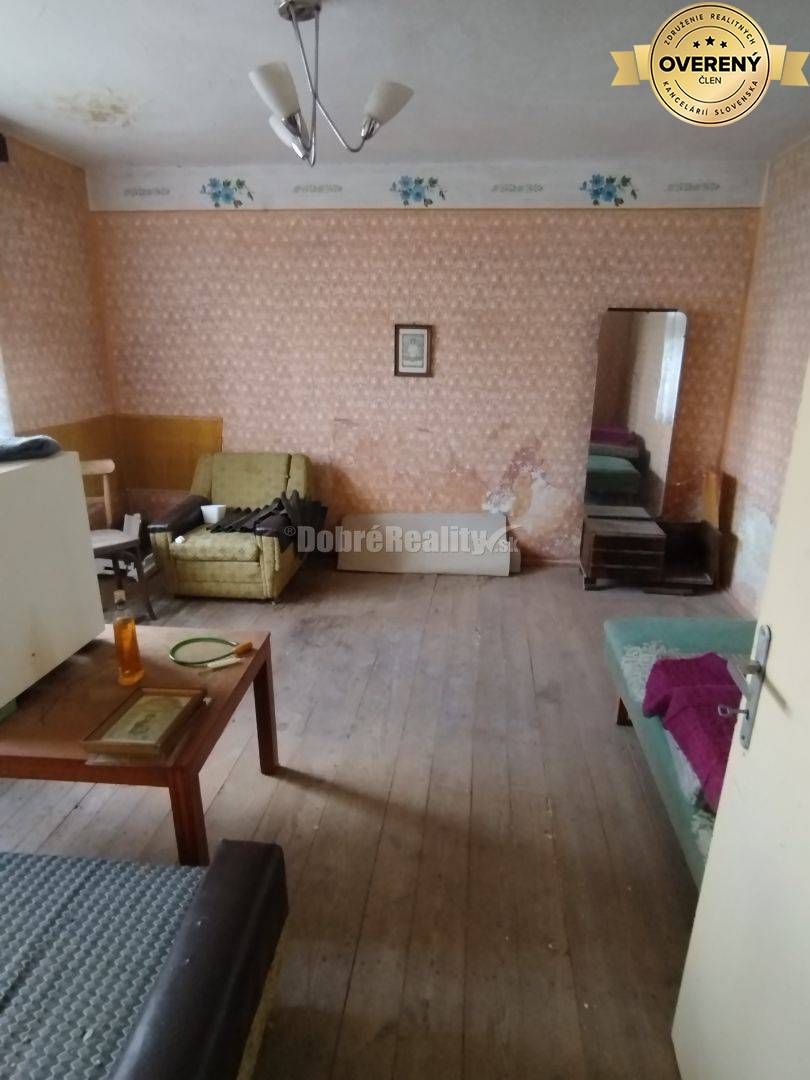 Veľký stavebný pozemok s rodinným domom v tichom prostredí .