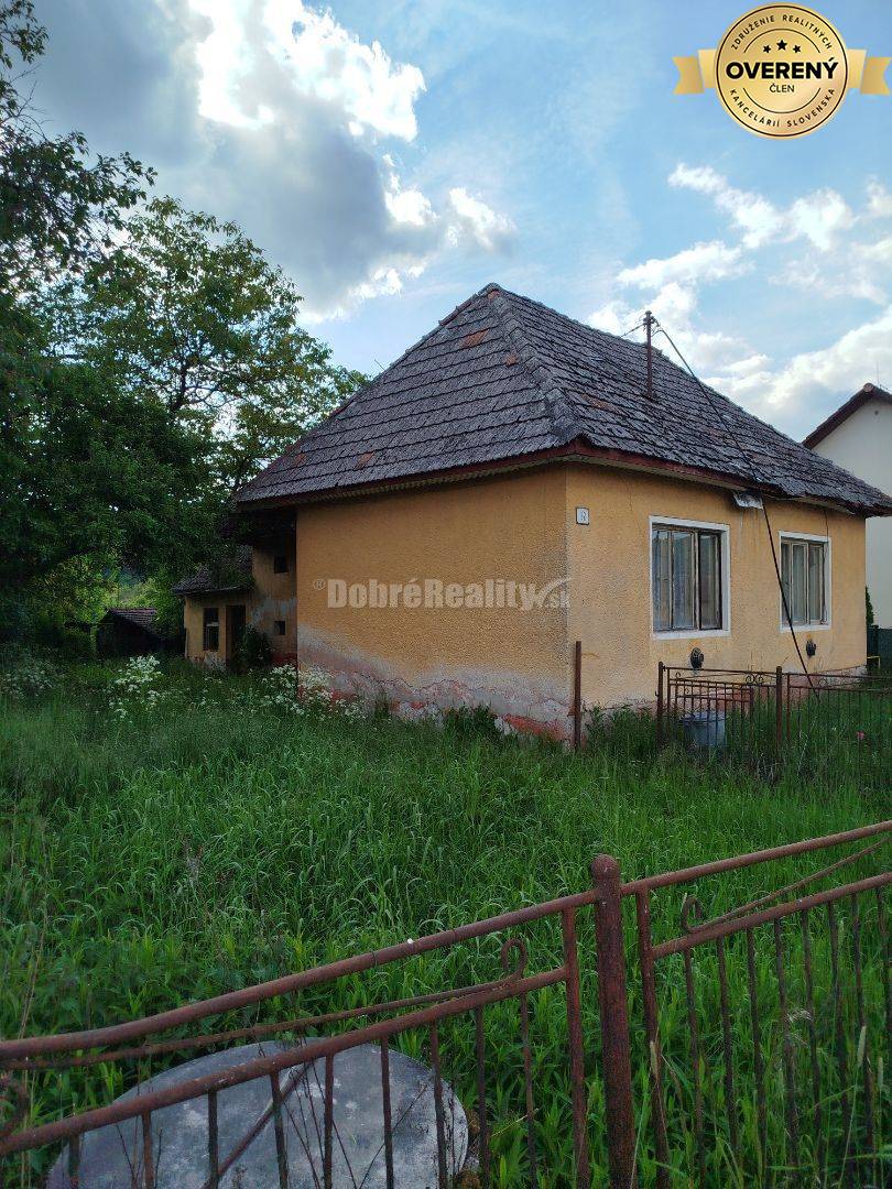 Veľký stavebný pozemok s rodinným domom v tichom prostredí .