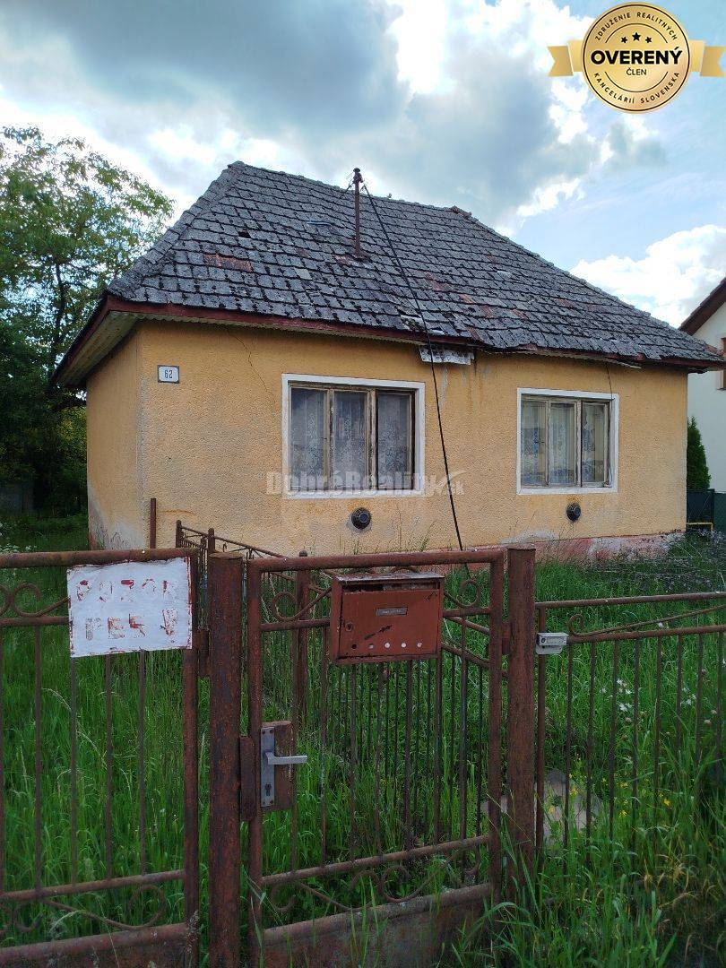 Veľký stavebný pozemok s rodinným domom v tichom prostredí .