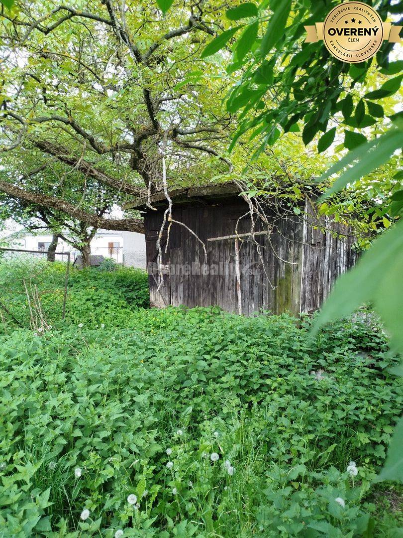 Veľký stavebný pozemok s rodinným domom v tichom prostredí .