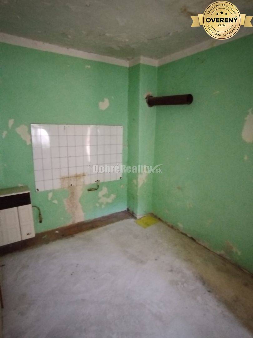 Veľký stavebný pozemok s rodinným domom v tichom prostredí .