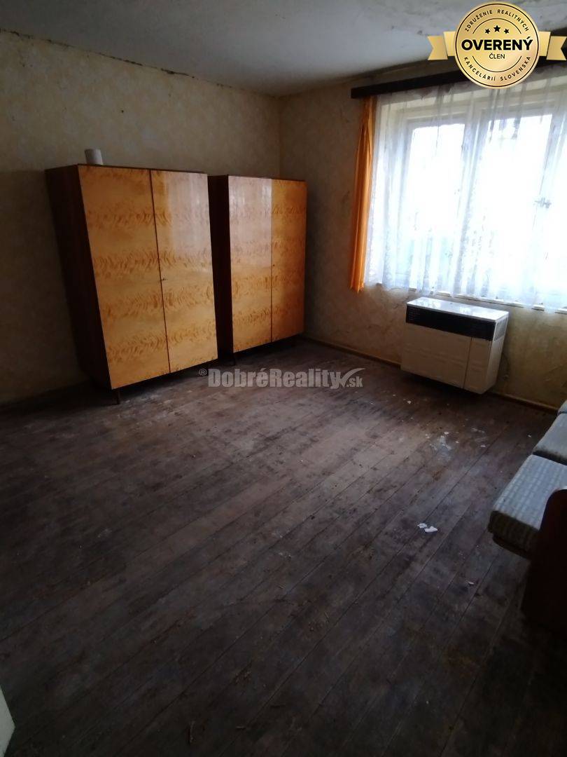 Veľký stavebný pozemok s rodinným domom v tichom prostredí .