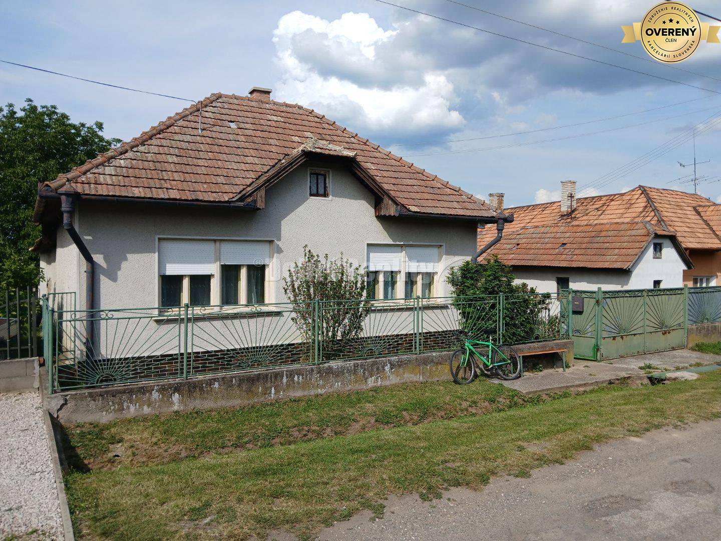 DOBRÉ REALITY - Vidiecky dom s veľkou záhradou v obci Farna (okr. Lev