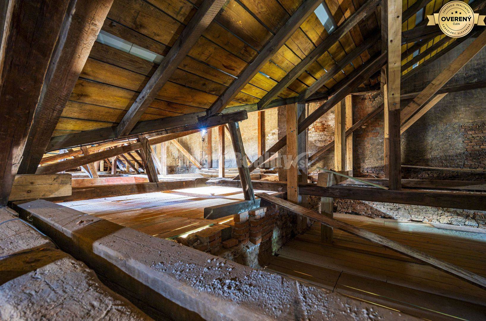 PREDAJ - investičná príležitosť - historocká budova Banská Štiavnica -