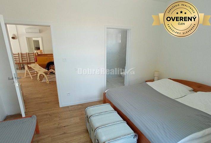 RK DOBRÉ REALITY prenajíma 3-izbový poldom s bazénom v Nesvadoch