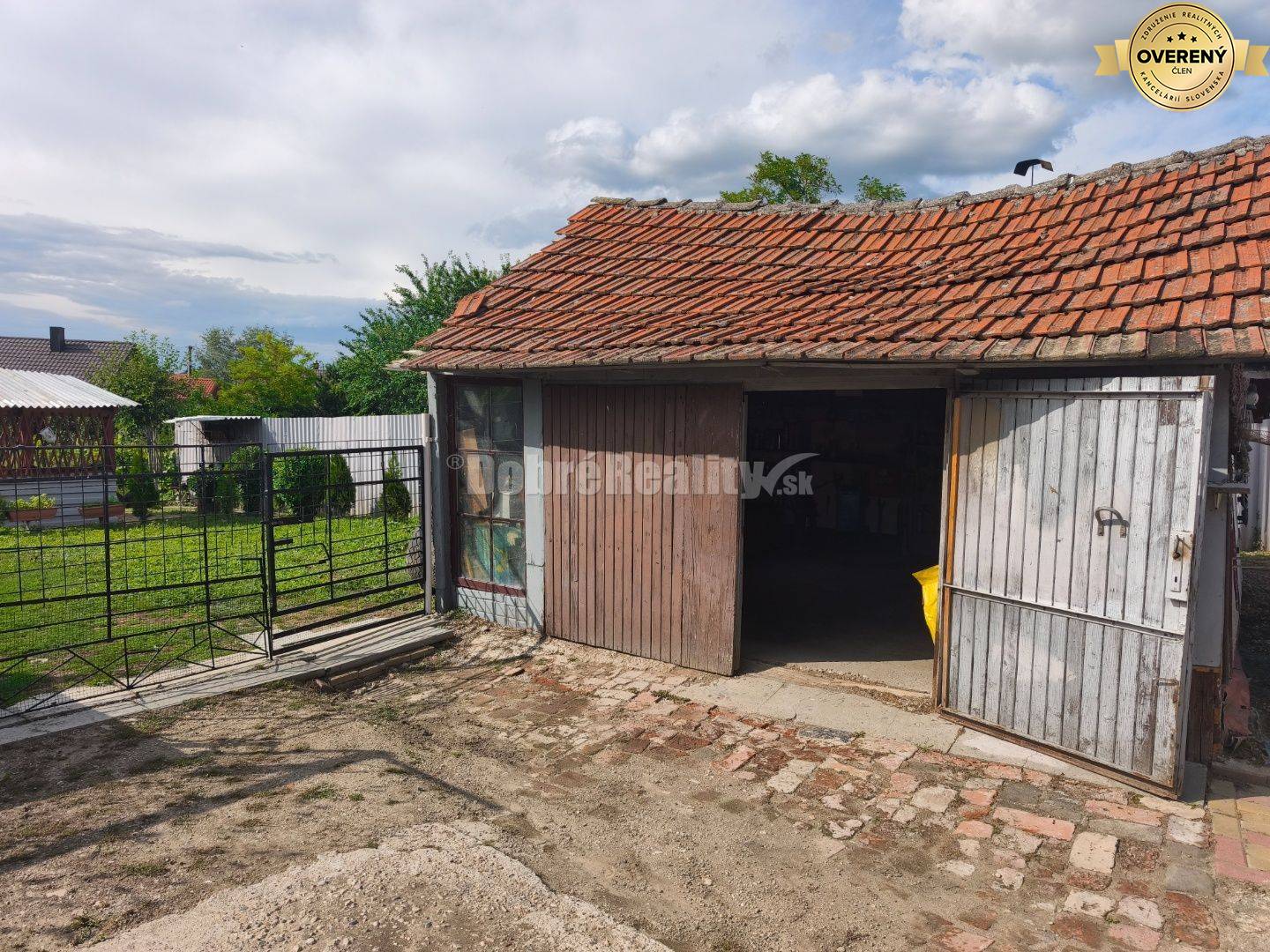 Zachovalý 3 izbový domček v Seliciach k okamžitému nasťahovaniu .