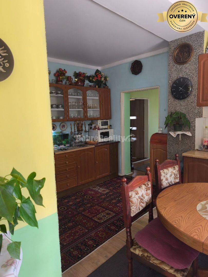 Zachovalý 3 izbový domček v Seliciach k okamžitému nasťahovaniu .