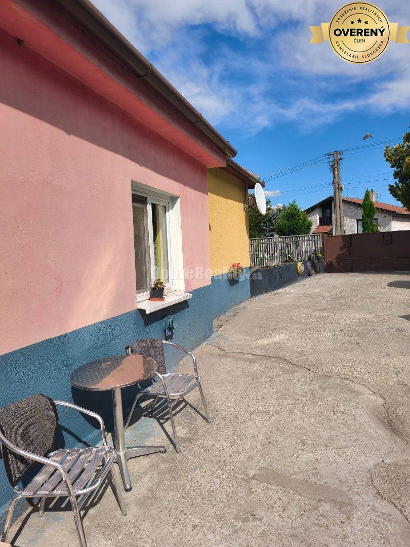 Zachovalý 3 izbový domček v Seliciach k okamžitému nasťahovaniu .